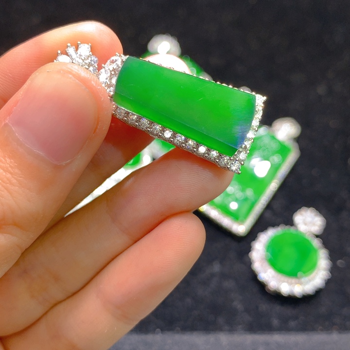 翡翠银S925镶嵌颈饰一个