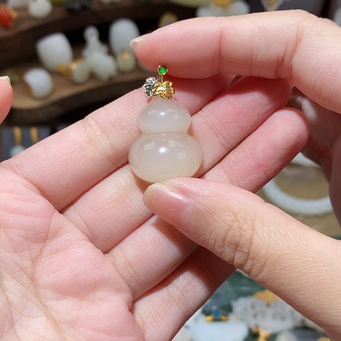 小***红和田玉足金镶嵌颈饰
