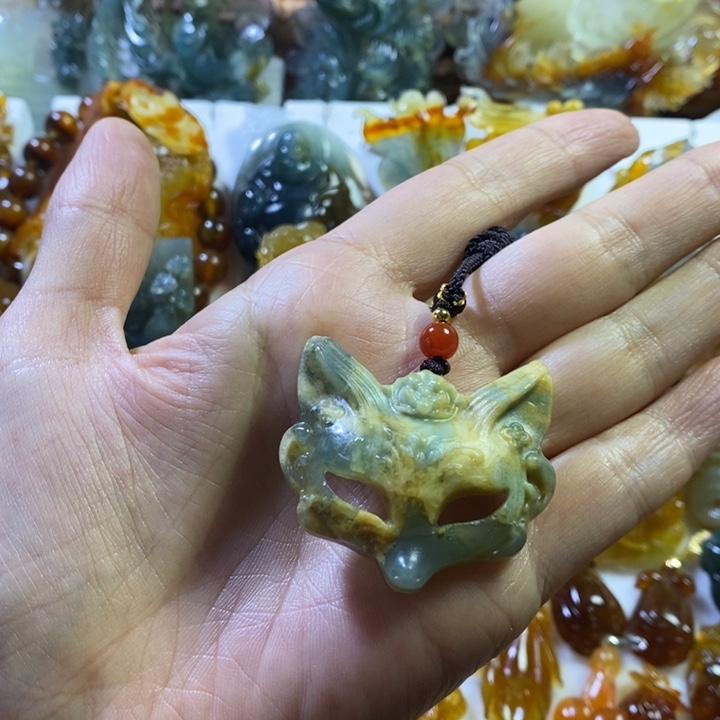 蛇纹石玉未镶嵌颈饰