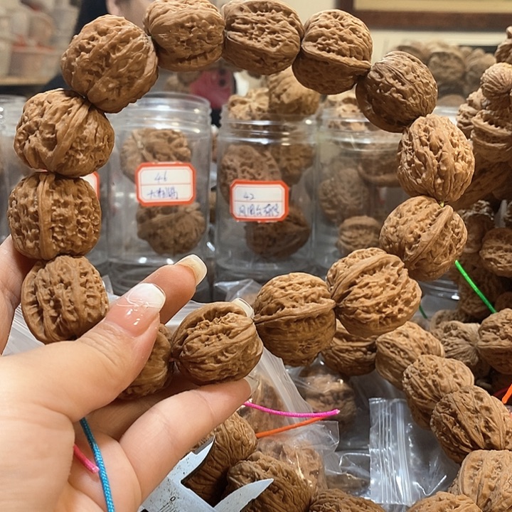 文玩核桃吊坠卖***墨白狮子手持