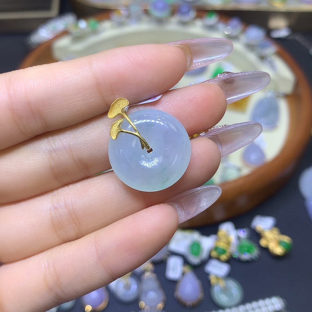 翡翠18K金镶嵌颈饰翡翠