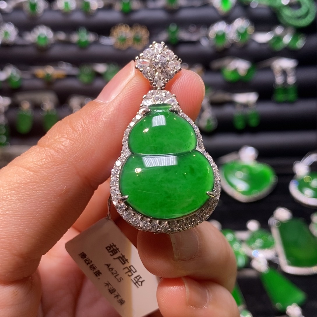 翡翠颈饰18K金镶嵌天然翡翠