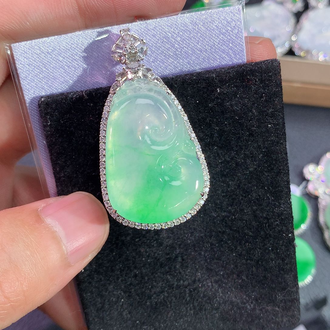 翡翠吊坠(赠链)18K金镶嵌