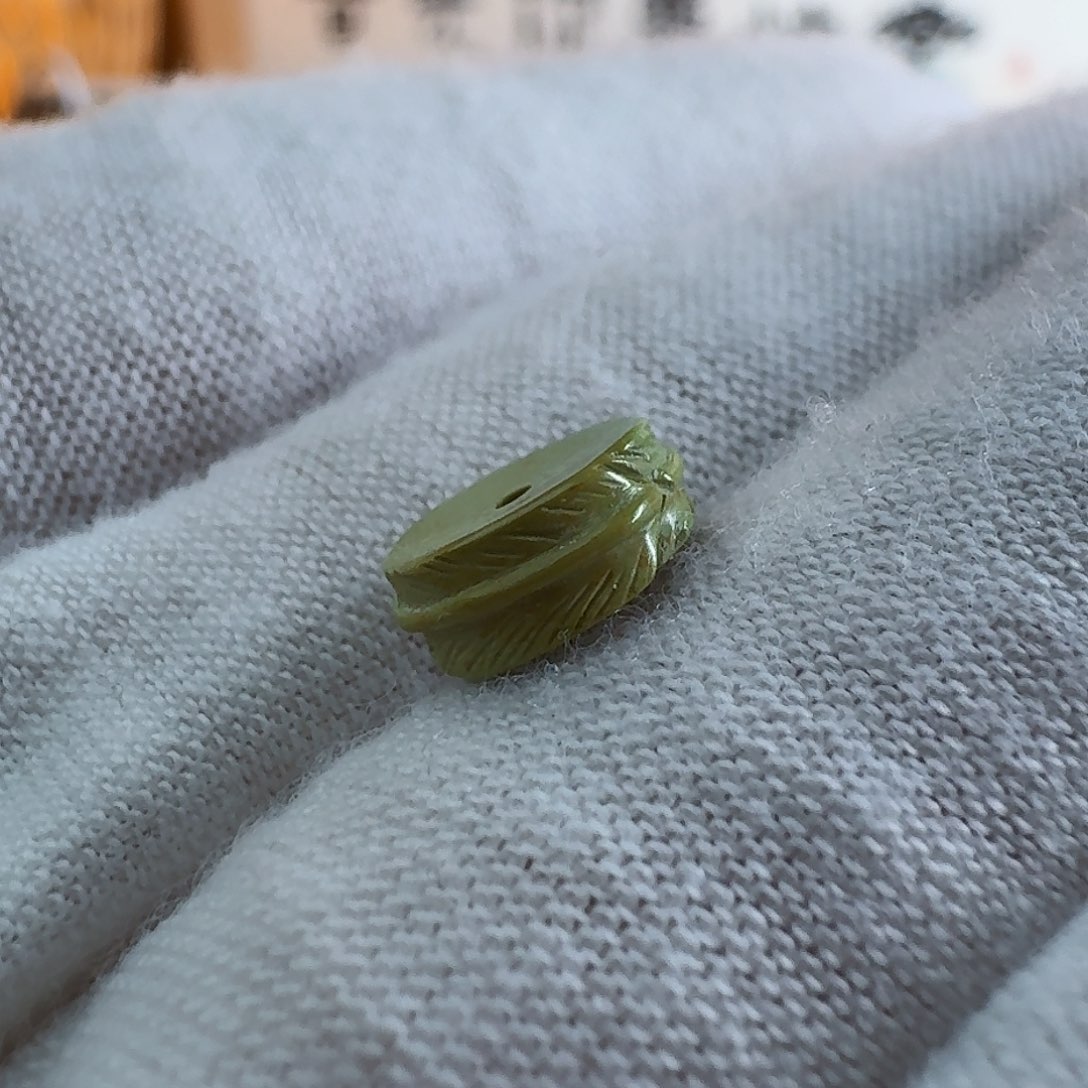 绿松石珠宝奇石未镶嵌原矿绿松石高瓷菜籽黄羽毛扣配珠珠子配饰