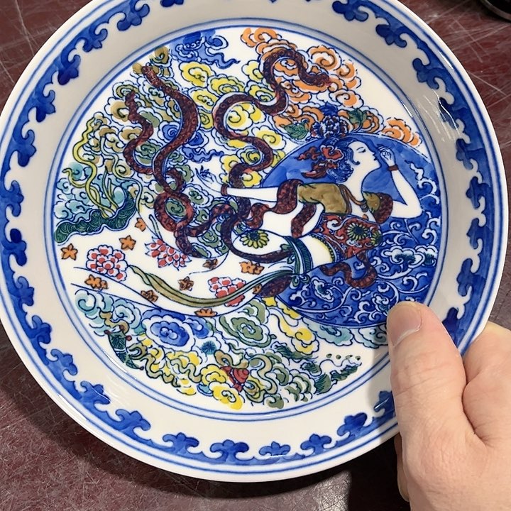 瓷片///////直径19厘米。红。  