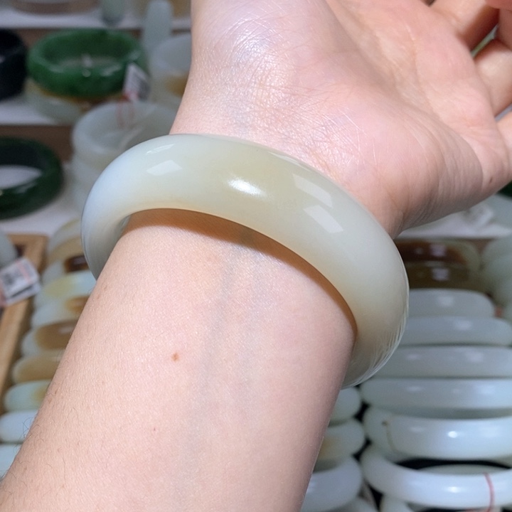 和田玉手镯未镶嵌糖白镯