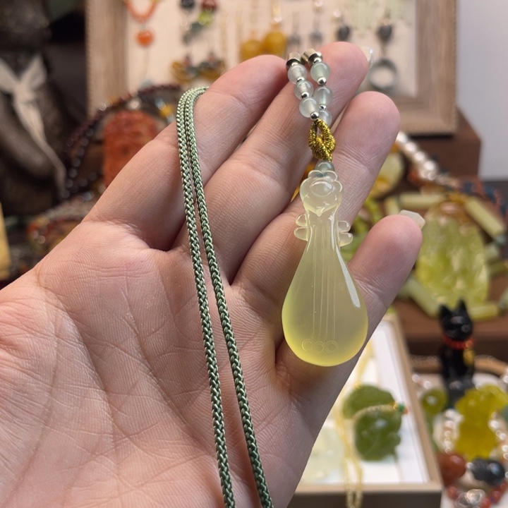 蛇纹石玉吊坠未镶嵌