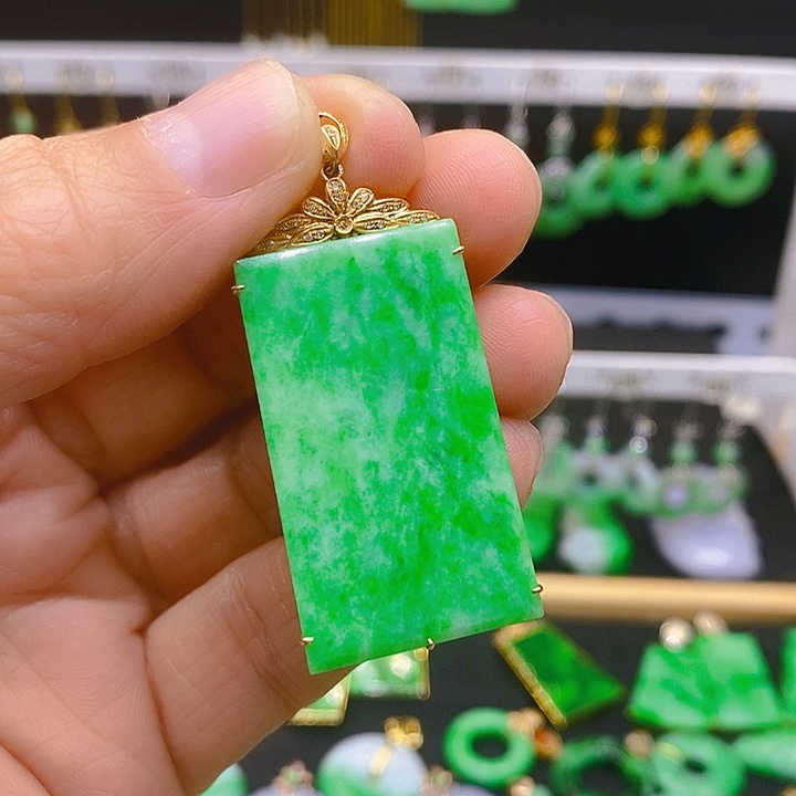 翡翠吊坠(赠链)18K金镶嵌吊坠
