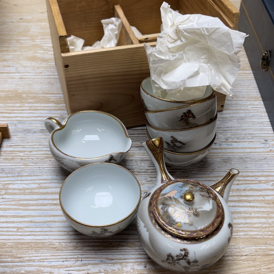 瓷片密密麻麻地排列着一个