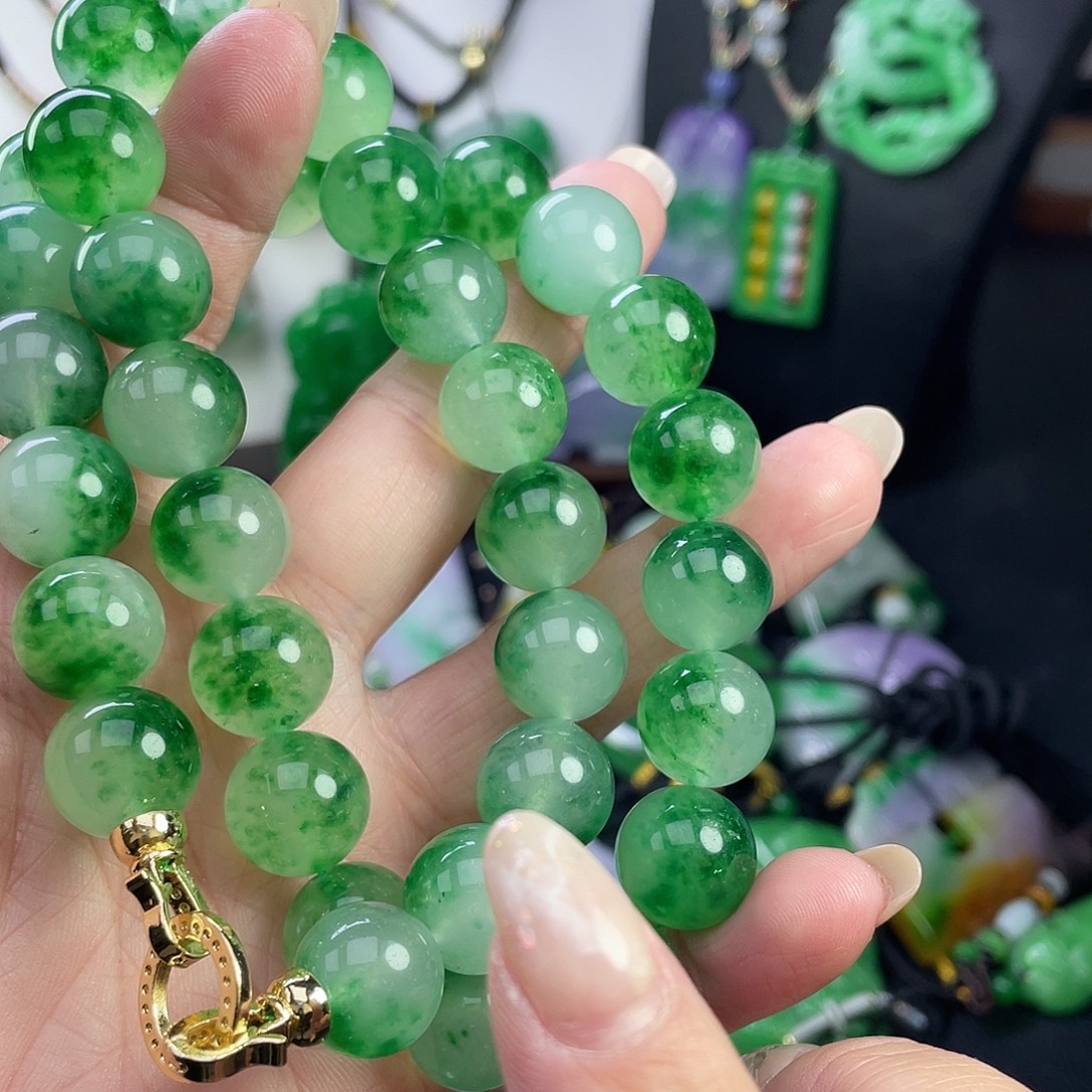 翡翠未镶嵌吊坠(赠链)