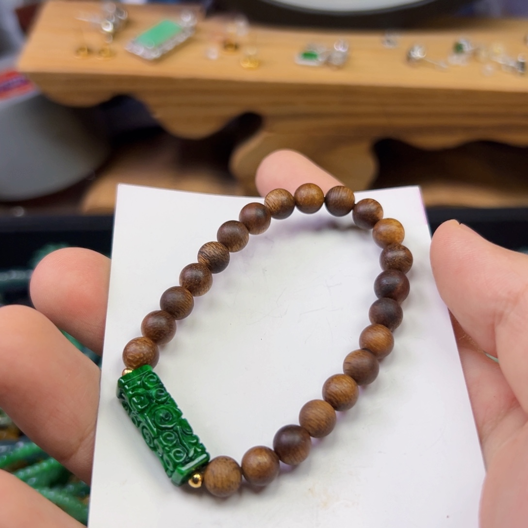 翡翠未镶嵌颈饰一件