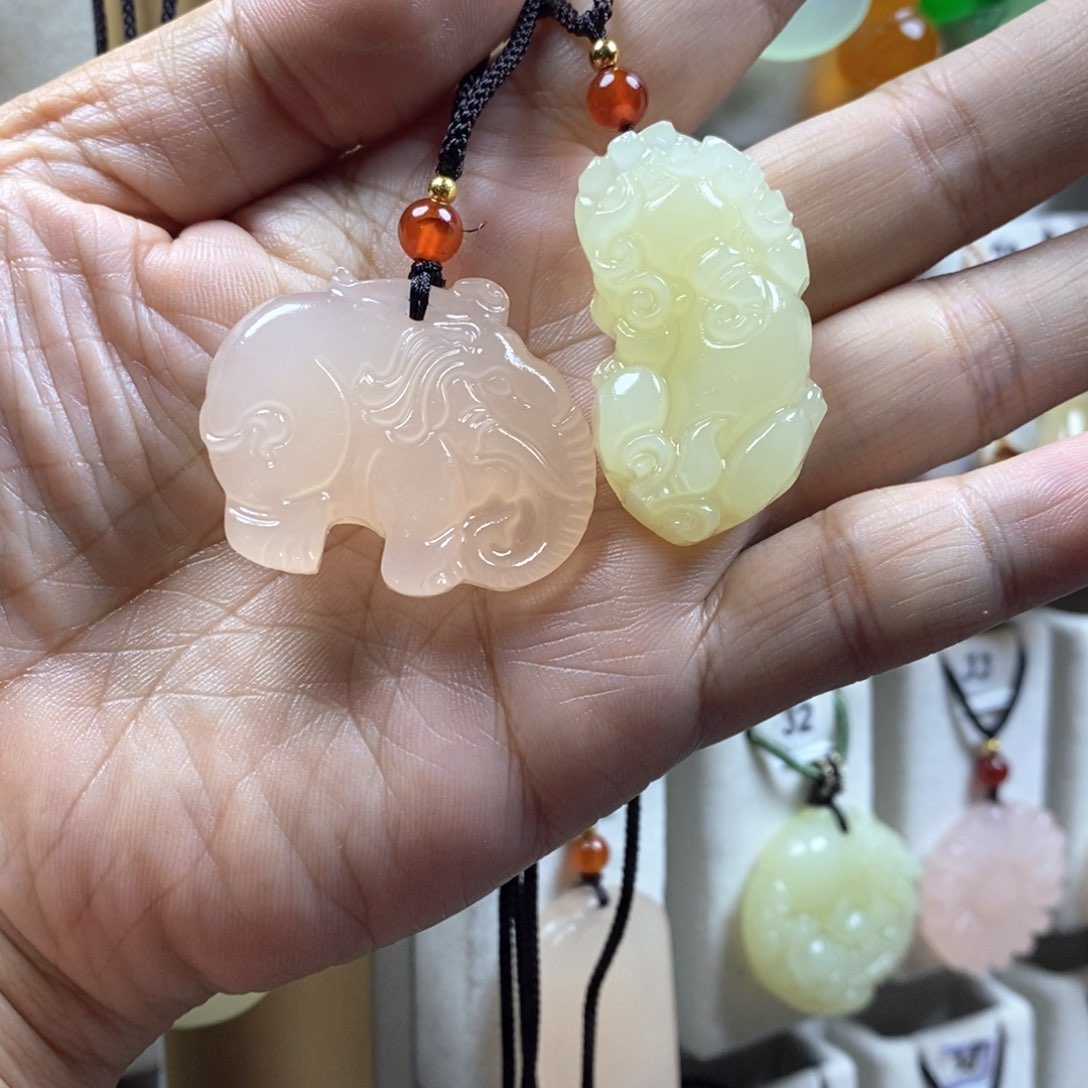 颈饰未镶嵌石英质玉（金丝玉）ᥫ****