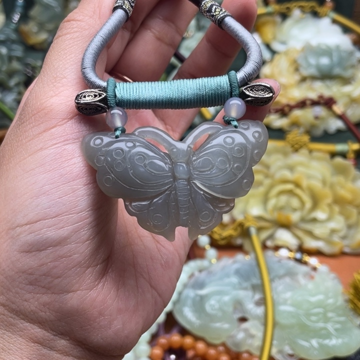 蛇纹石玉吊坠合金