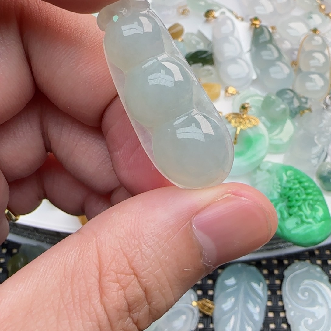 【闪购商品】翡翠吊坠(不含链)未镶嵌福豆