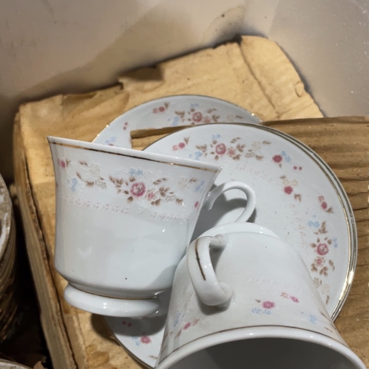 其他盘子碗砂锅都有