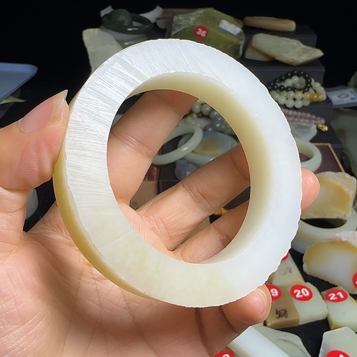 薄***蜜和田玉（糖玉）未镶嵌珠宝半成品