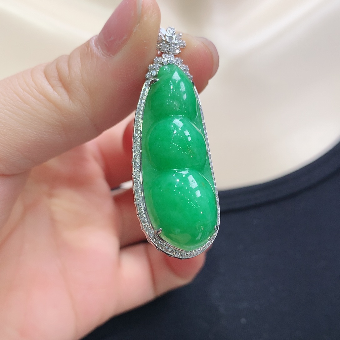 翡翠颈饰18K金镶嵌福豆