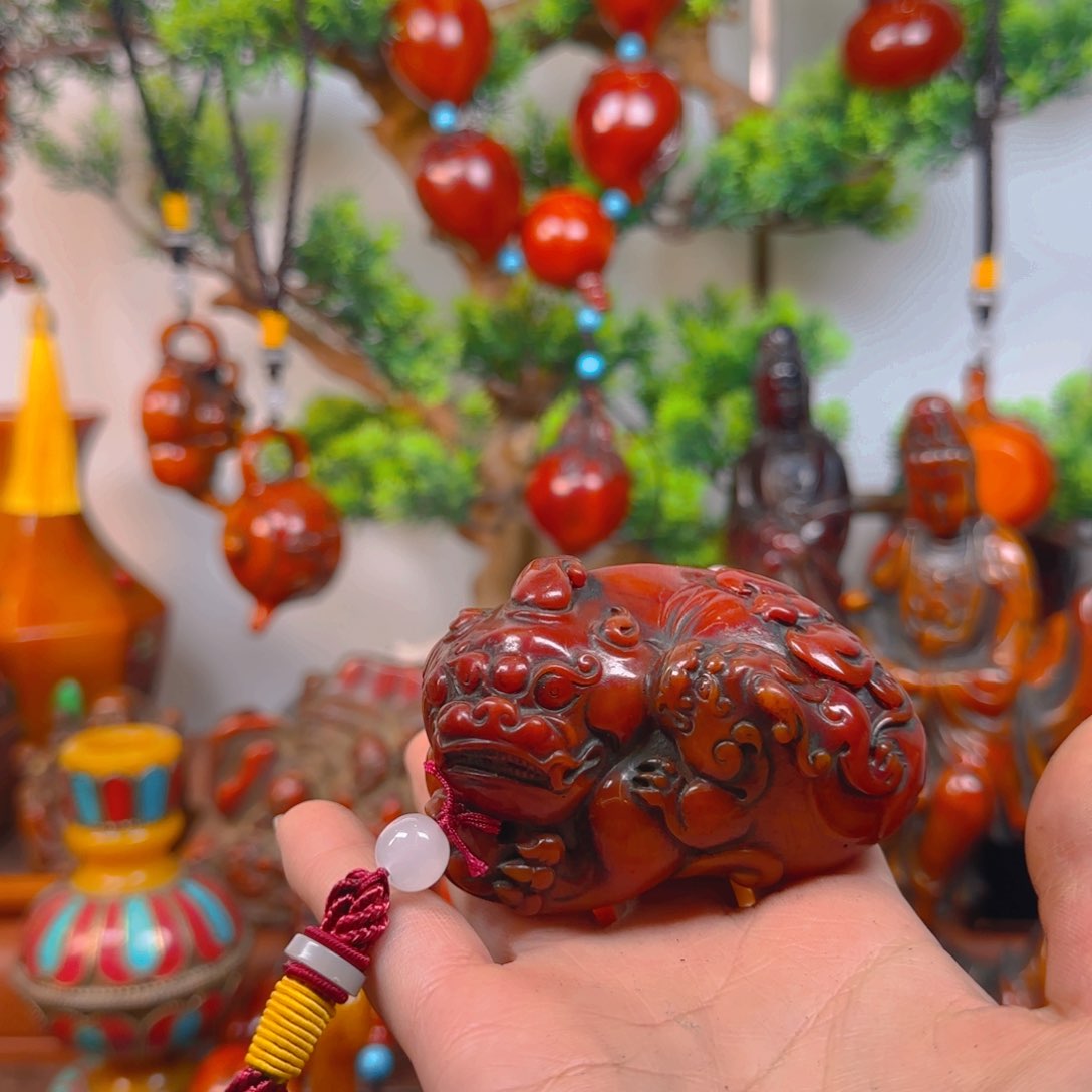 琥珀裸石未镶嵌貔貅