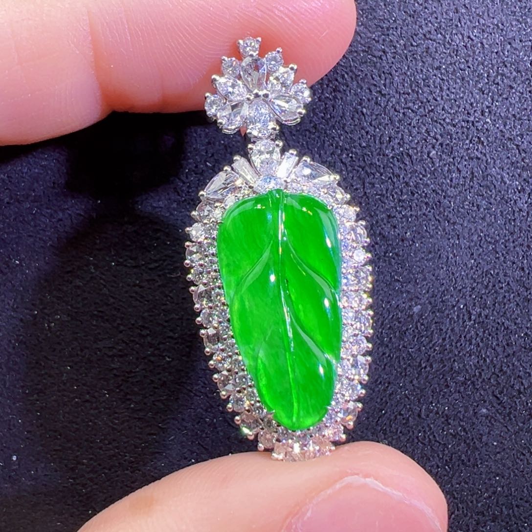 颈饰18K金镶嵌翡翠吊坠