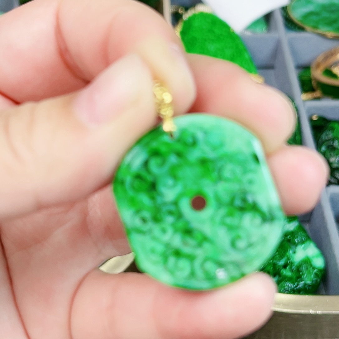 翡翠颈饰18K金镶嵌吊坠