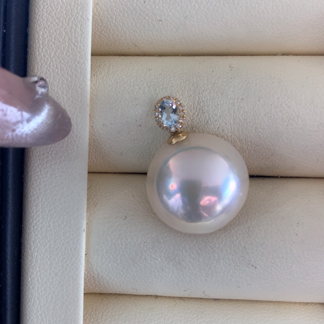 拼合珍珠（马贝珠）颈饰18K金镶嵌