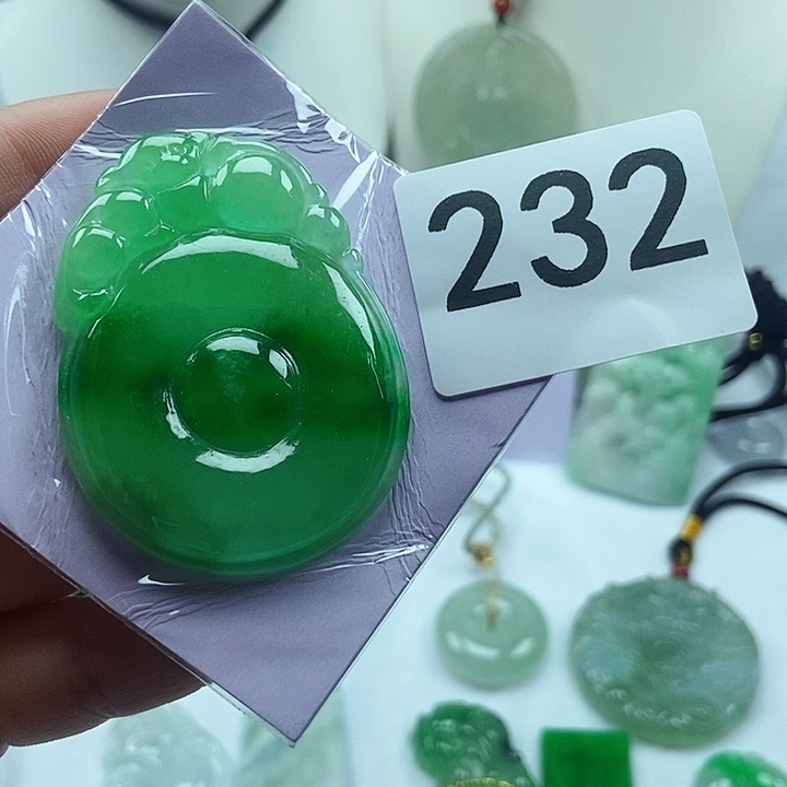 翡翠吊坠(赠链)未镶嵌