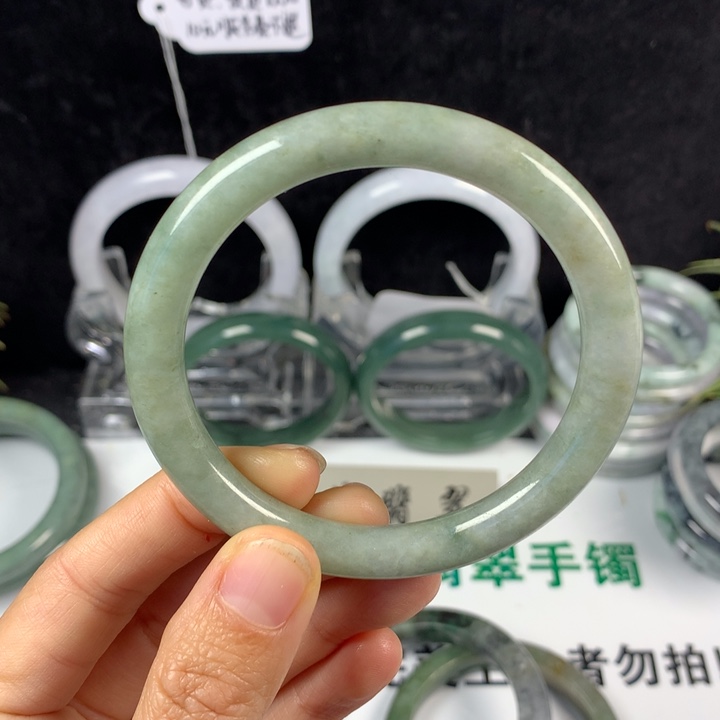 翡翠未镶嵌手镯60号。 57圈