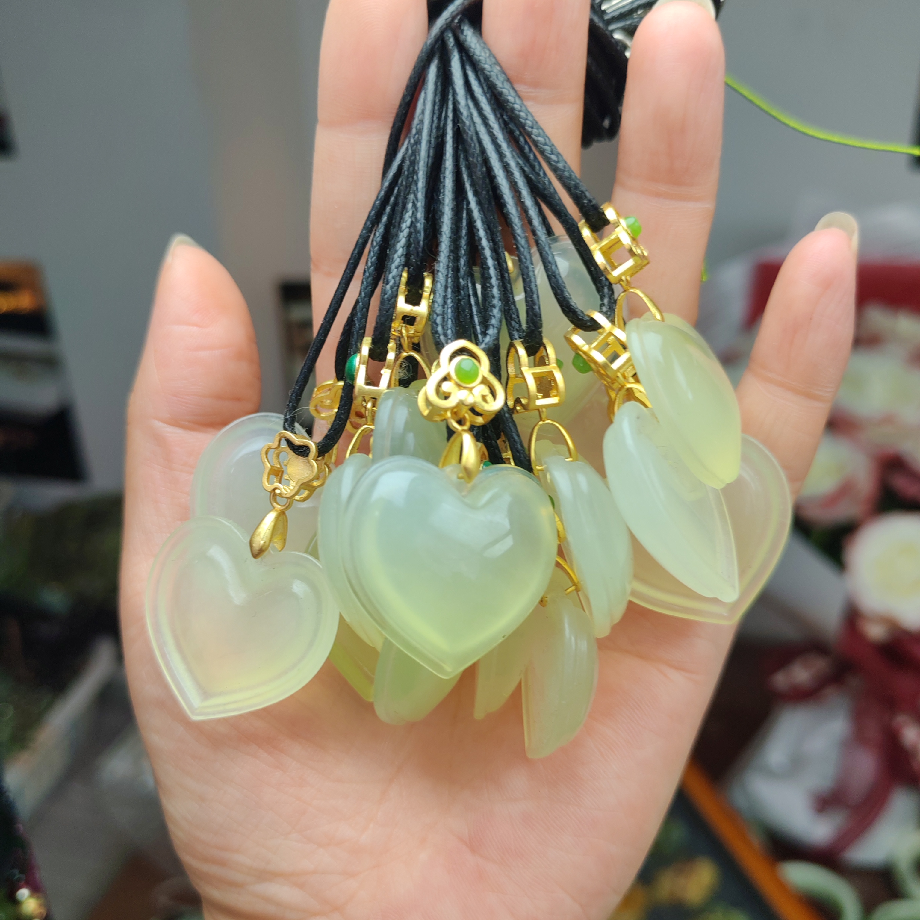 岫玉上品精美白冰爱心挂件（皮绳卡扣）