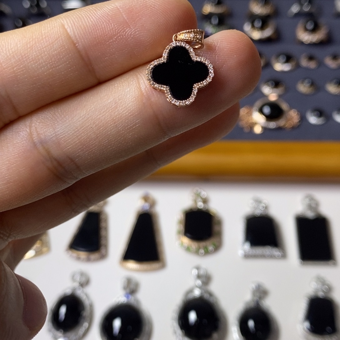 颈饰18K金镶嵌翡翠