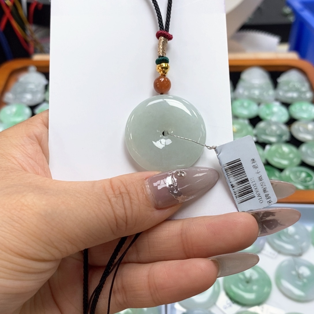 翡翠颈饰未镶嵌平安扣