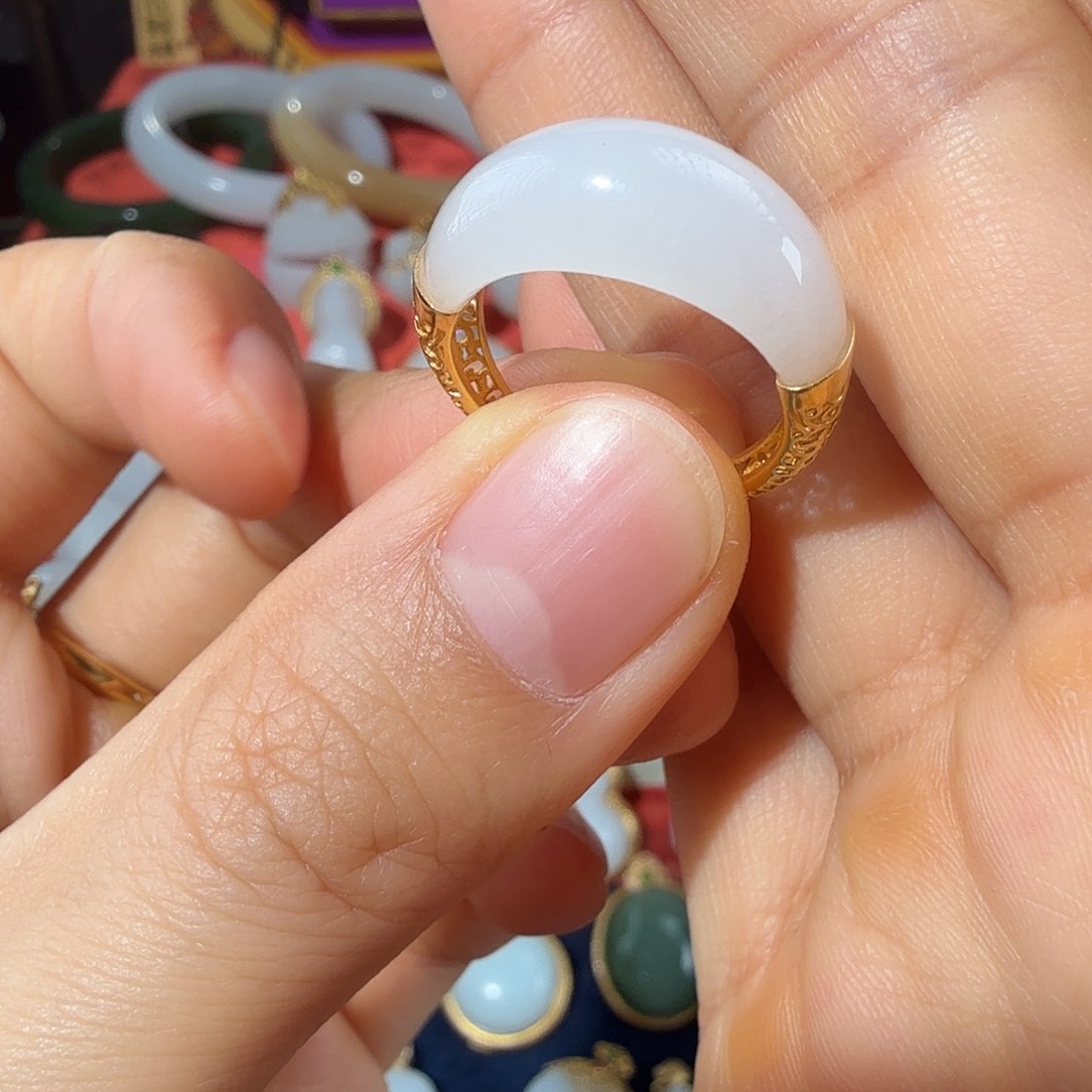 和田玉18K金镶嵌颈饰