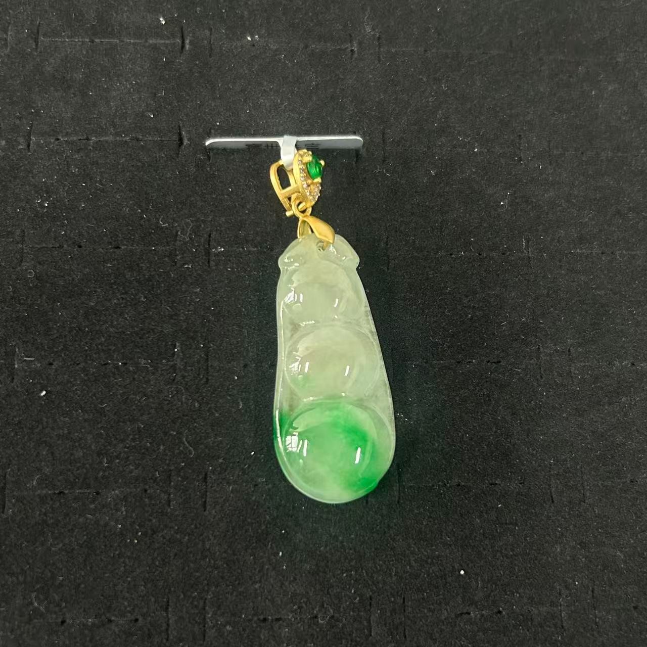 飘绿翠色福豆玉石吊坠
