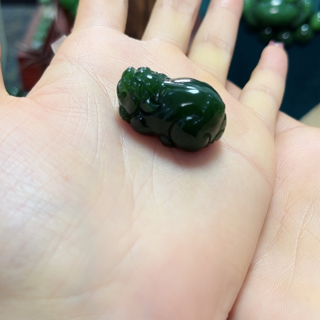 和田玉吊坠未镶嵌开****?