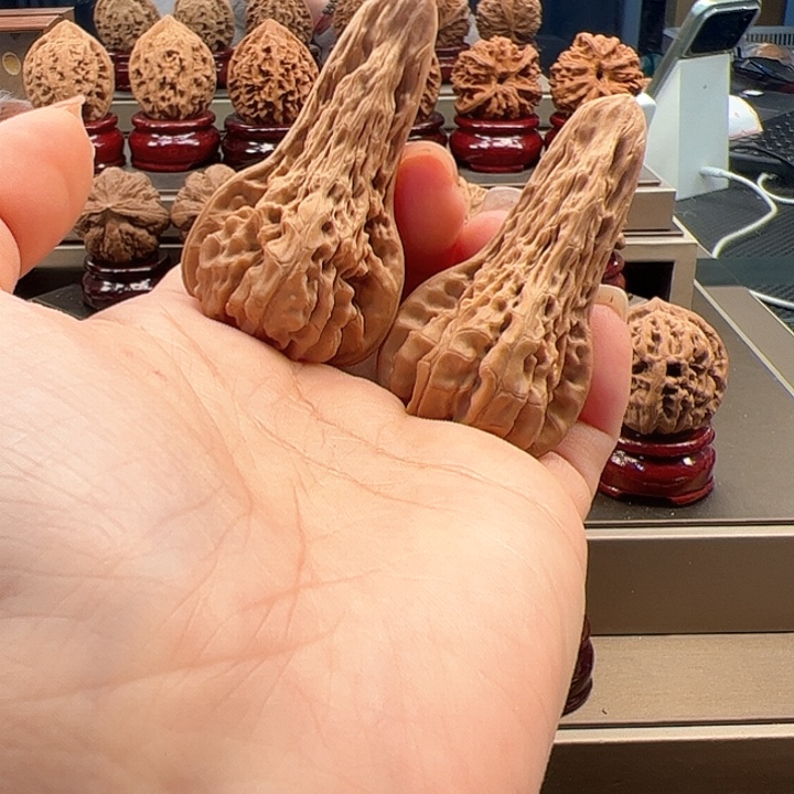 微***人文玩核桃吊坠大高尖异形 j-004