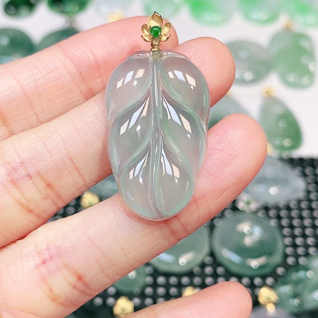 丹***丹翡翠18K金镶嵌颈饰