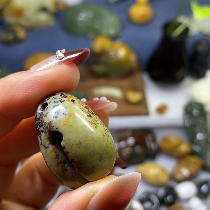 岫岩河磨玉（透闪石质玉）未镶嵌挂件微纹特价不退换介意勿拍