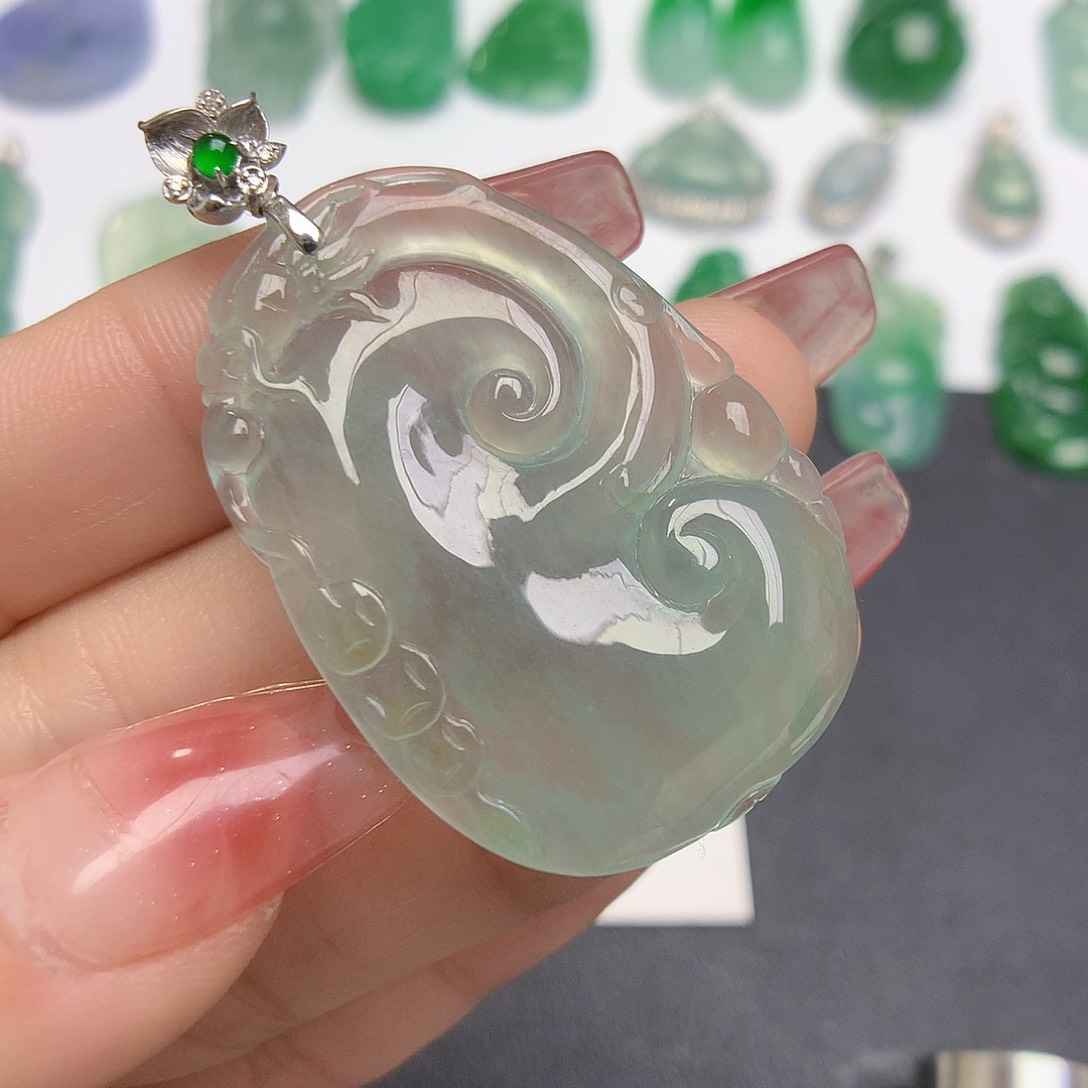 翡翠颈饰18K金镶嵌如意