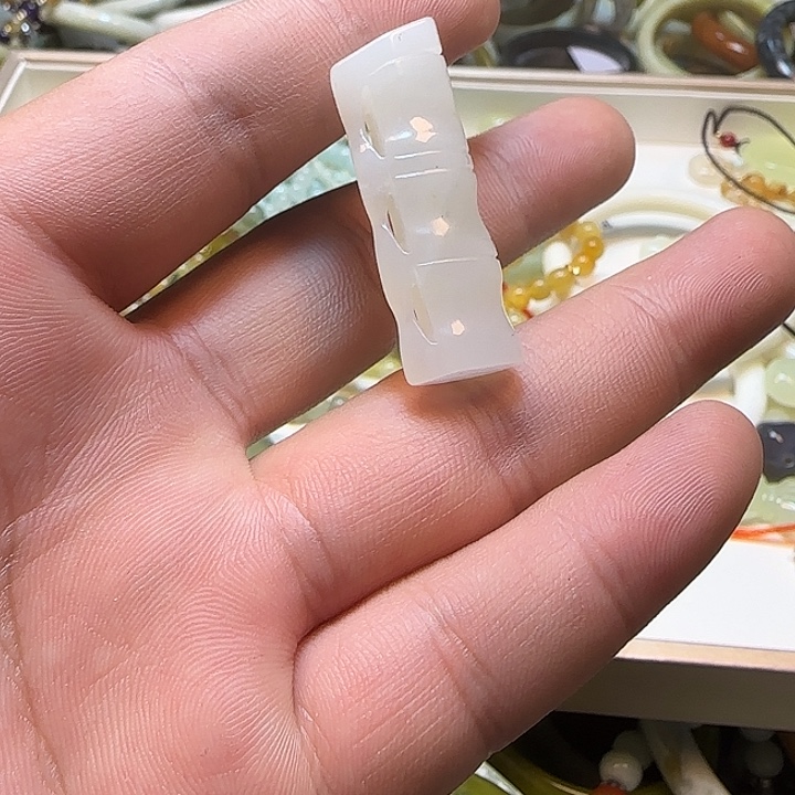 蛇纹石玉未镶嵌颈饰