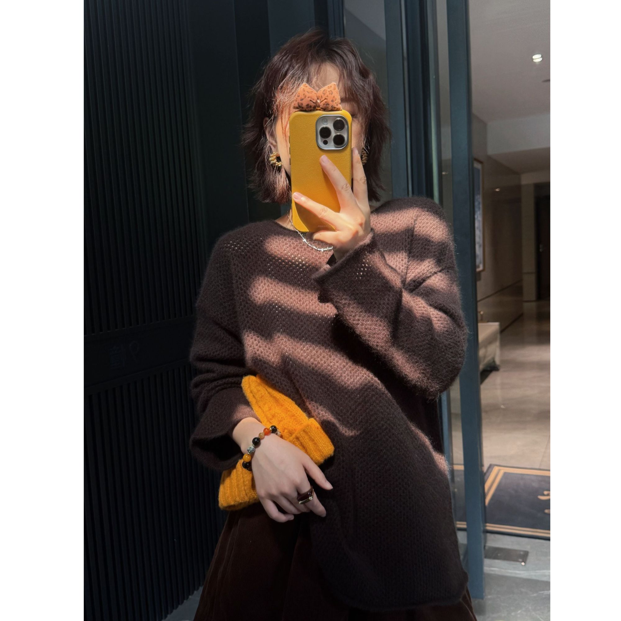 洞洞咖色橄榄领长袖毛衣 Y6980