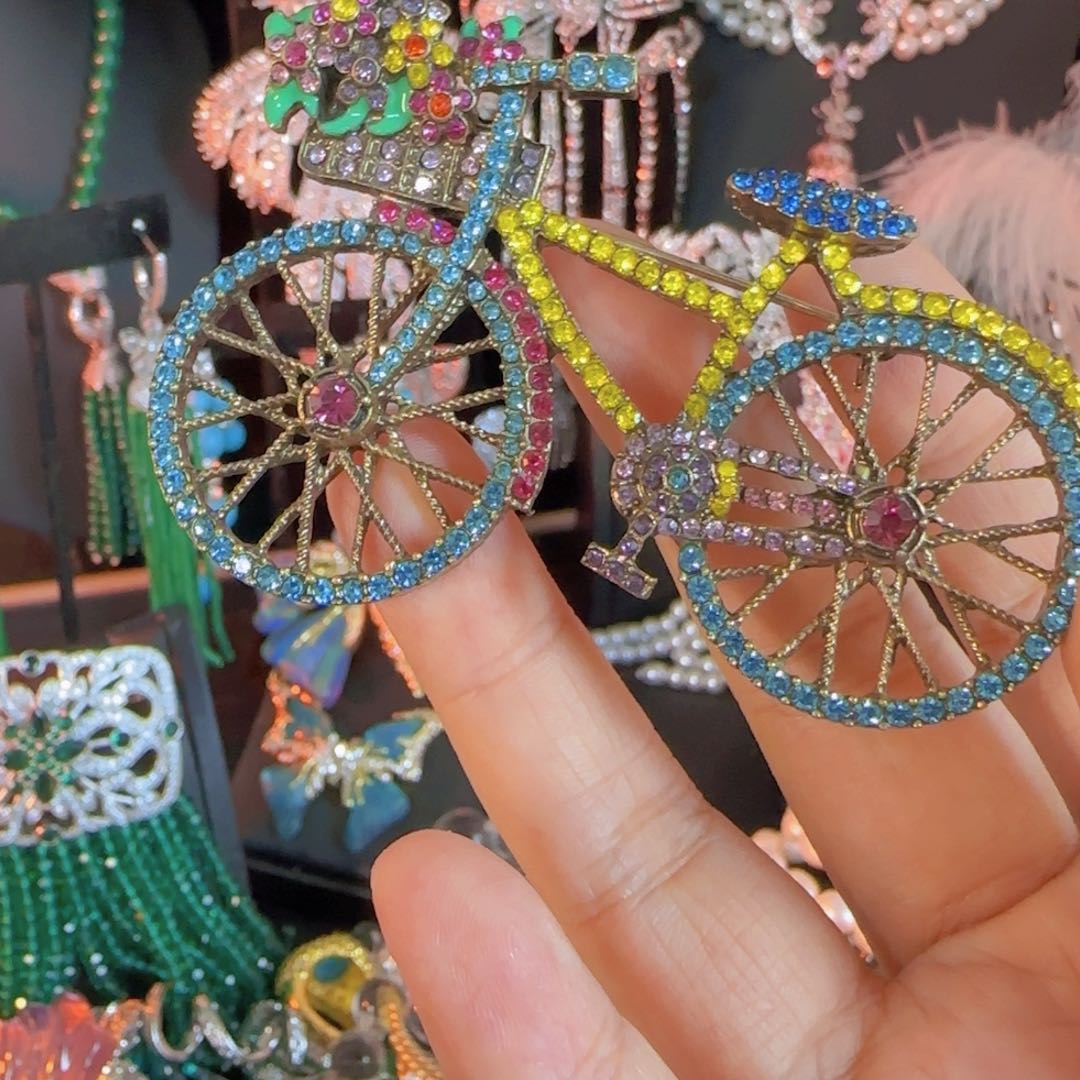 C***a铁合金大理石胸针