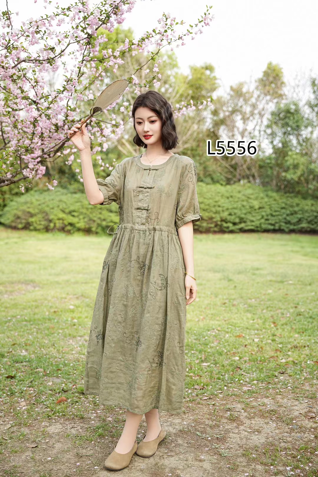 见详情薄款宽松型常规中老年女装裙子复古长裙收腰时尚连衣裙