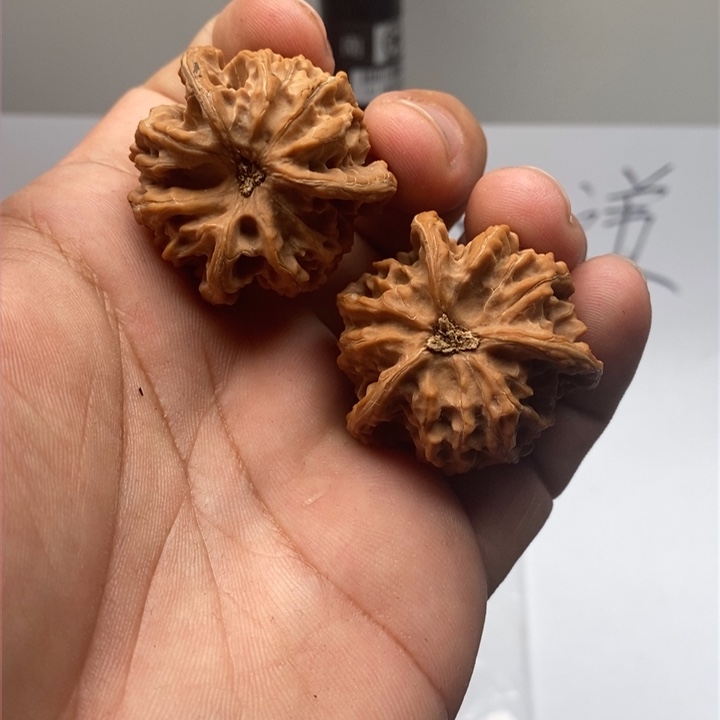 文玩核桃把件z****z盘山三棱有色差