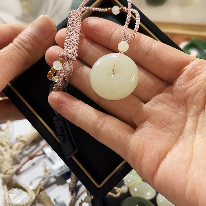 图***图和田玉未镶嵌颈饰