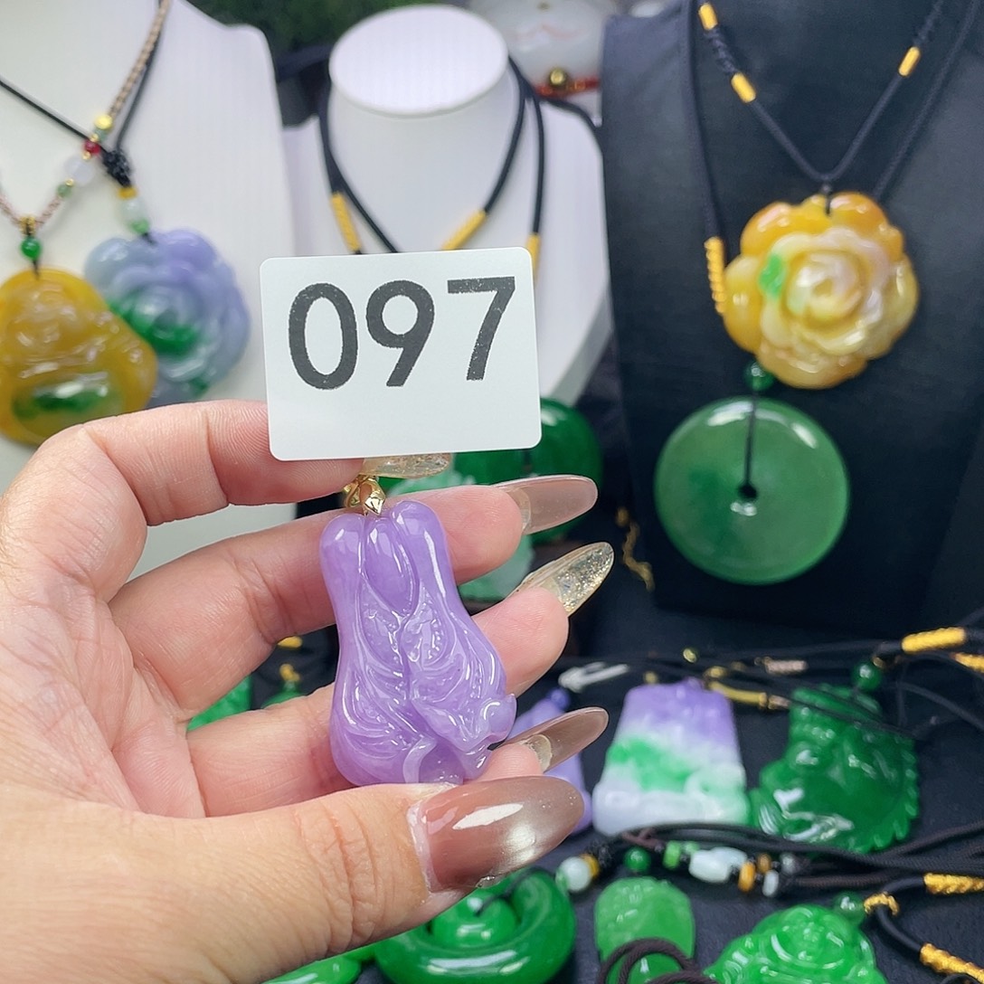 翡翠未镶嵌吊坠(赠链)