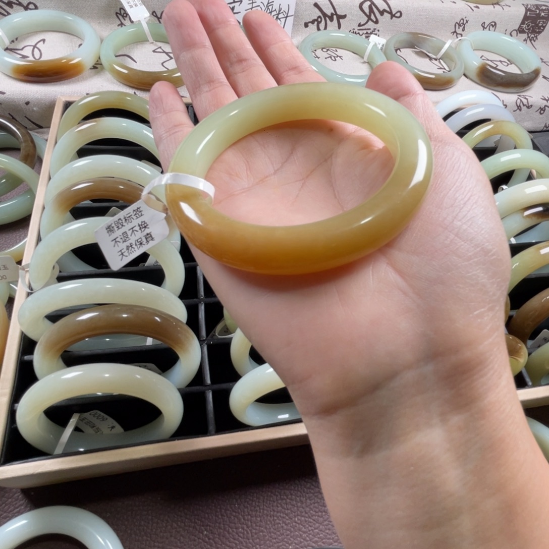 和田玉未镶嵌手镯