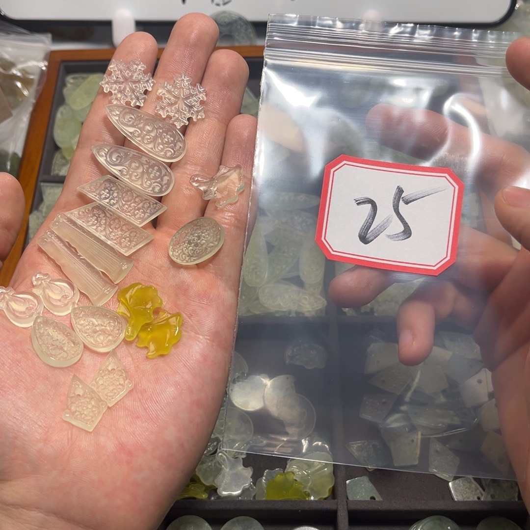 李***岁蛇纹石玉合金颈饰