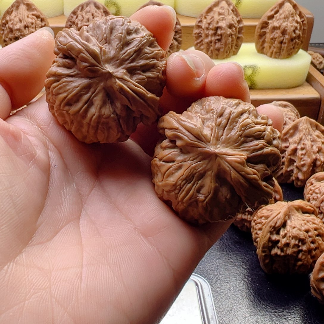 核桃核王手把件40