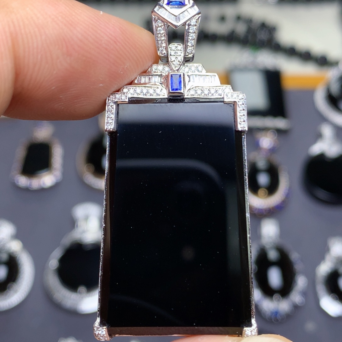 颈饰18K金镶嵌翡翠墨翠无事牌