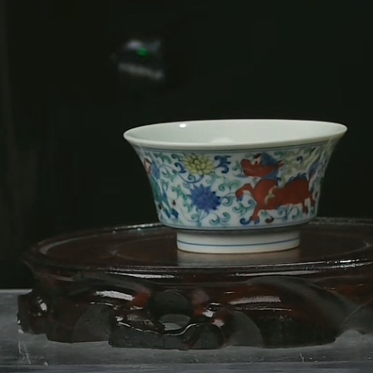 M斗彩天马穿莲纹马蹄杯