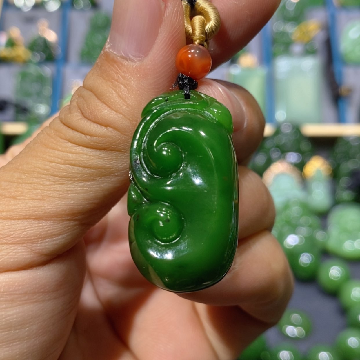 【闪购商品】和田玉吊坠(不含链)未镶嵌俄七红皮辣绿如意